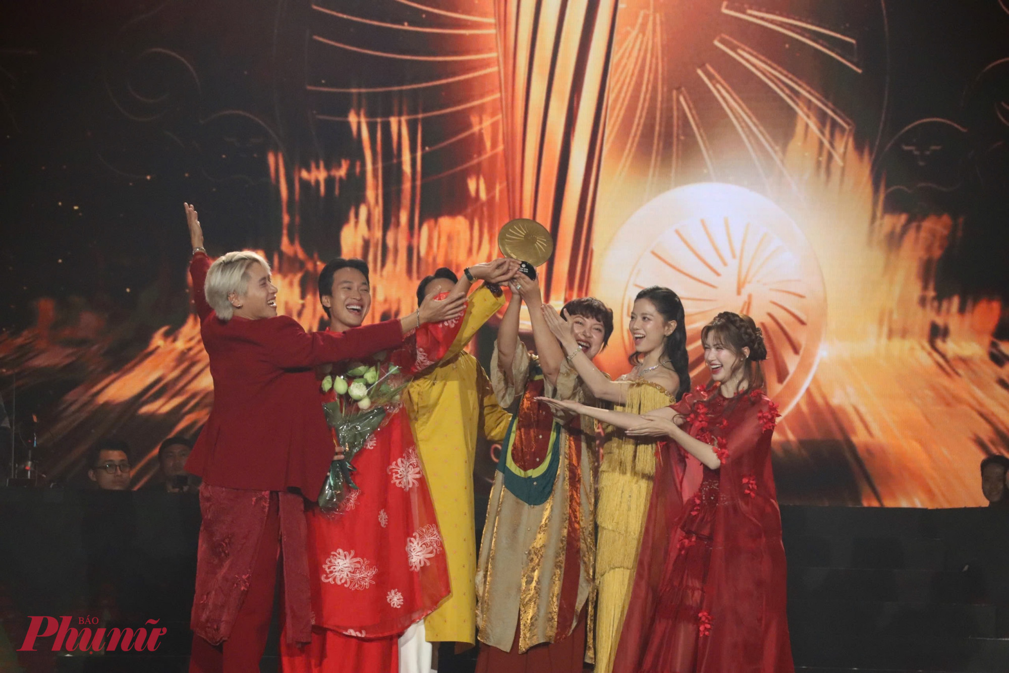 Dàn diễn viên phim Mưa đỏ ăn mừng chiến thắng 