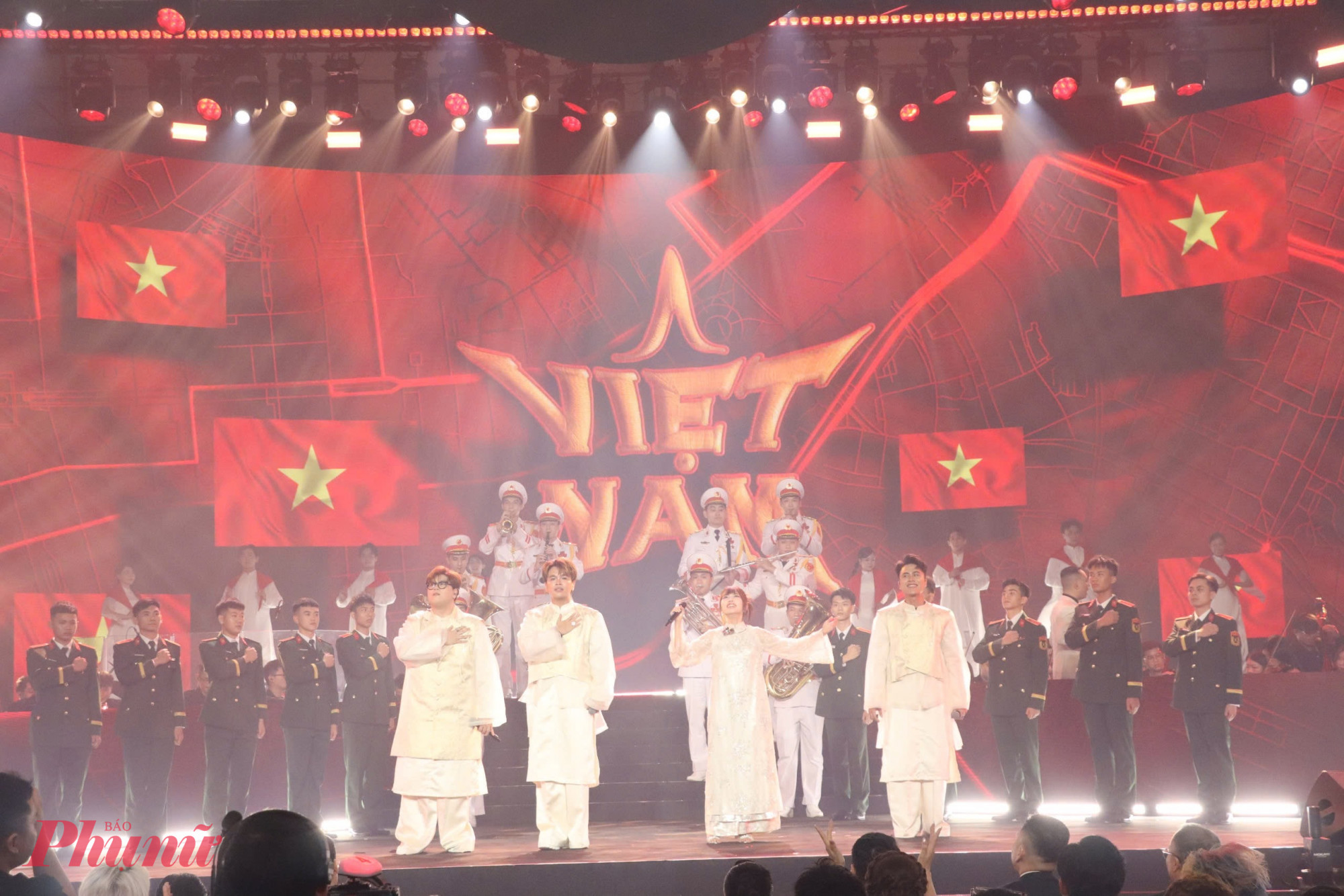 DTAP và Phương Mỹ Chi biểu diễn trong lễ trao giải