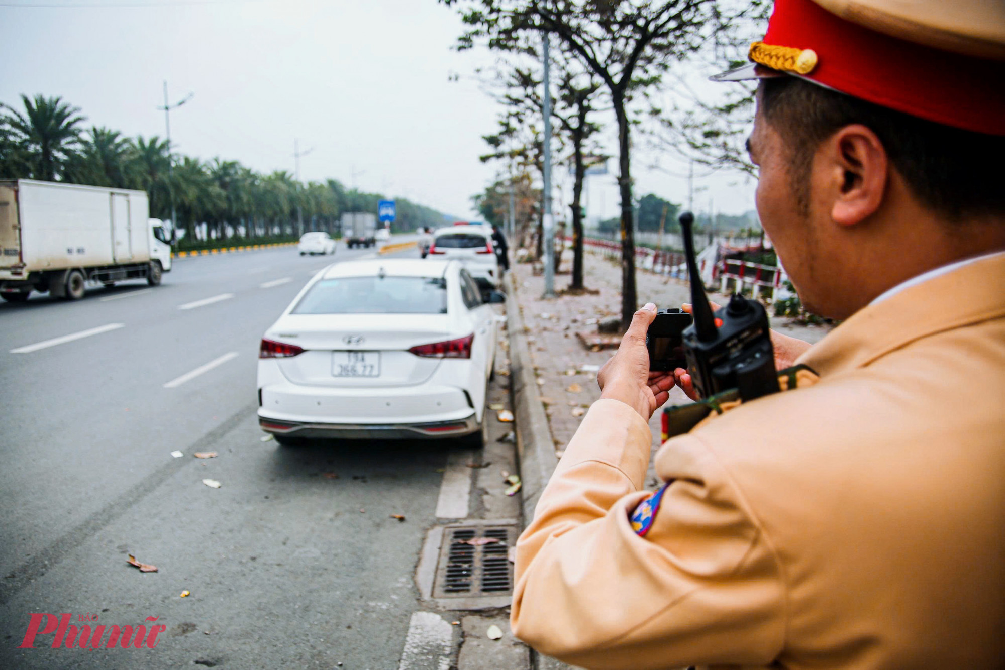 Cảnh sát ghi hình phương tiện vi phạm để xử phạt nguội.