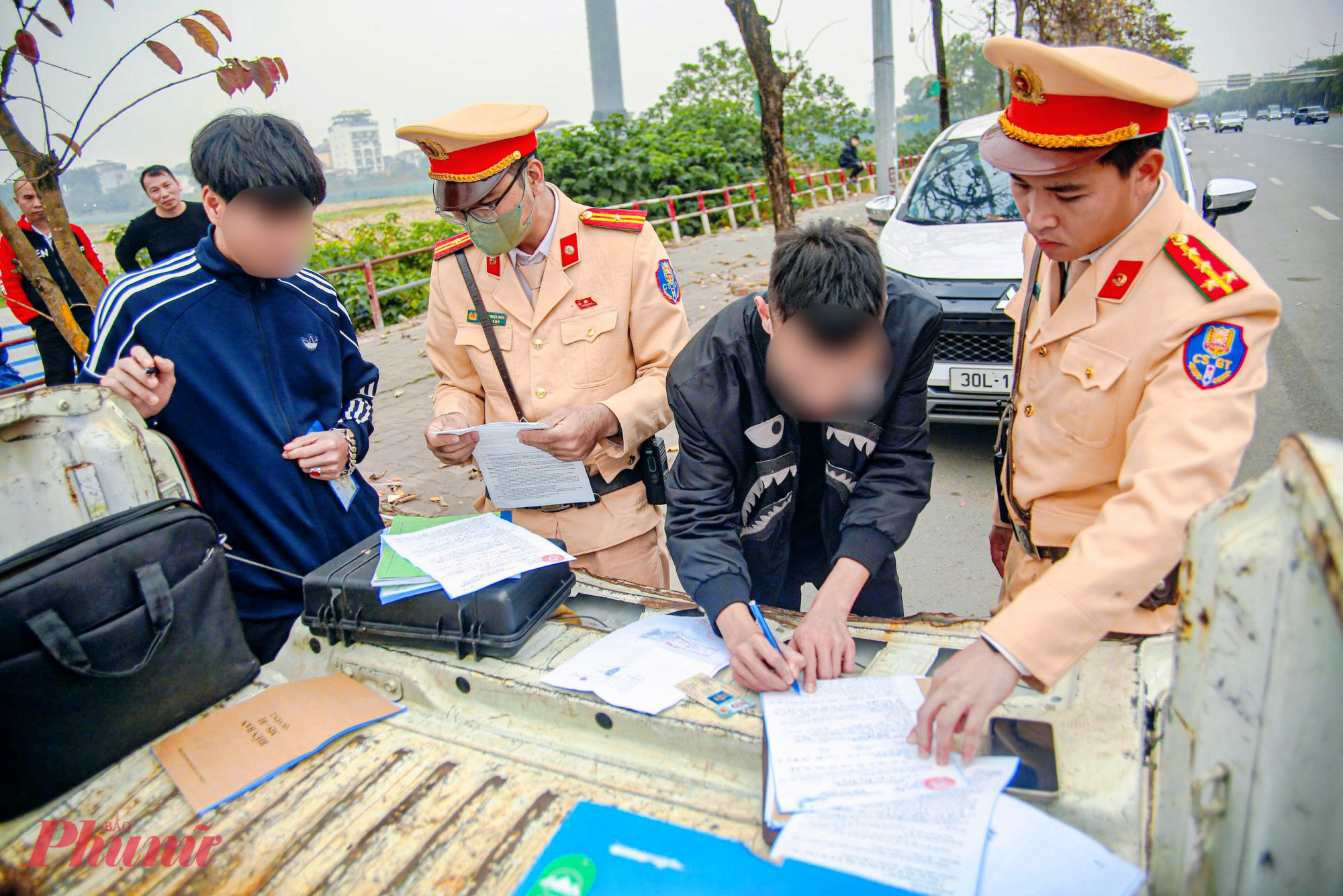 Với lỗi vi phạm trên, các tài xế bị xử phạt từ 700.000 - 900.000 đồng.