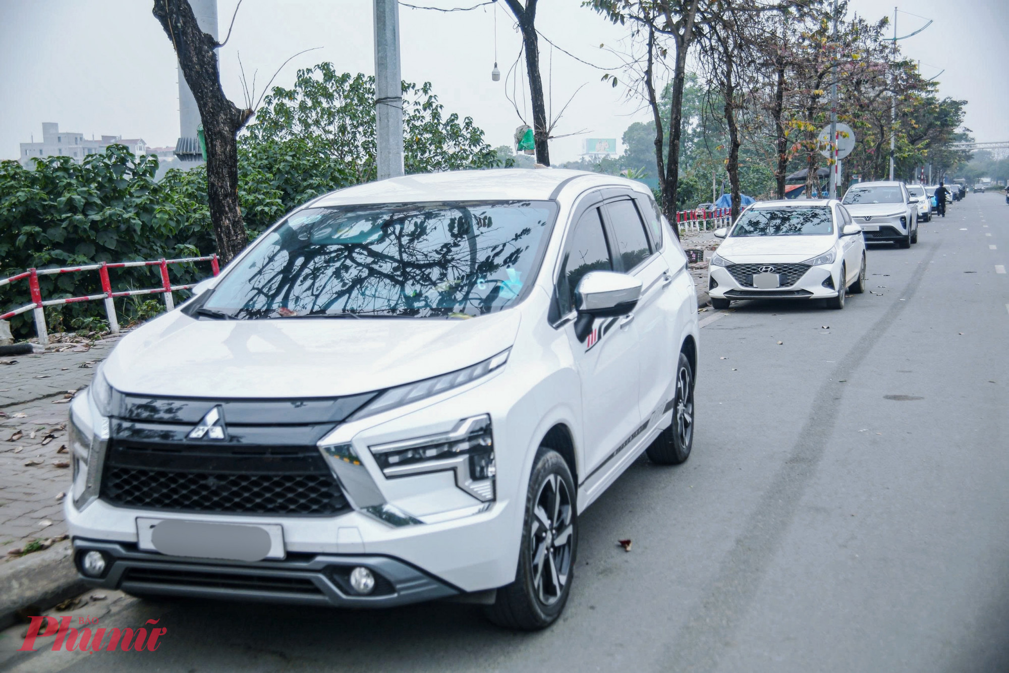 Hàng dài xe dừng đỗ sai quy định tại khu vực sân bay Nội Bài.