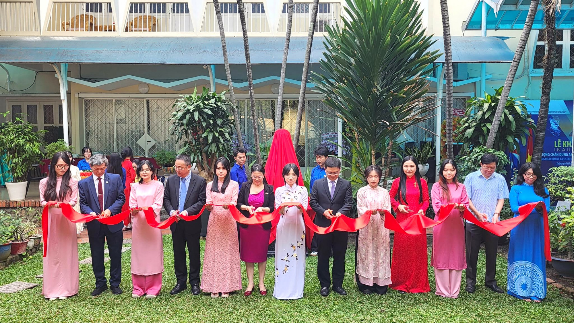 Các đại biểu cùng cắt băng khánh thành tượng chân dung Anh hùng dân tộc Cuba José Martí 