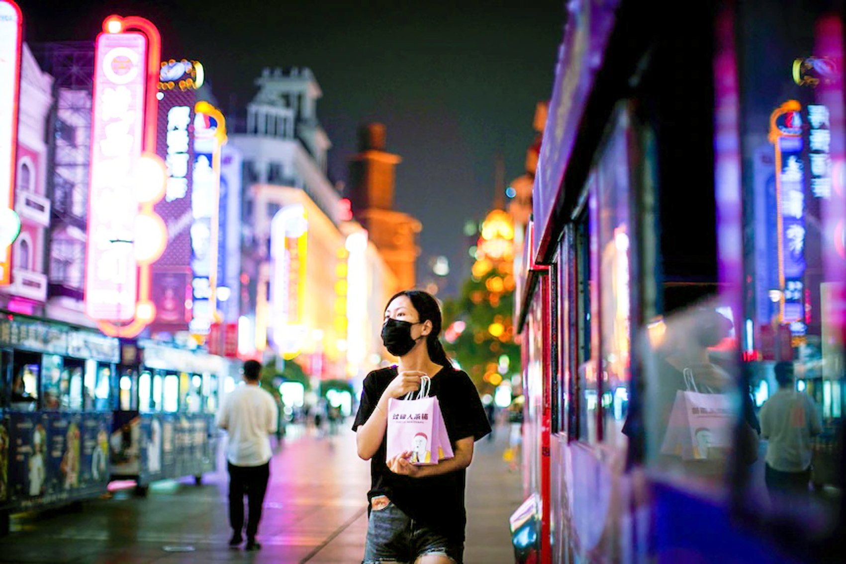 Sự nổi tiếng của một ứng dụng di động đơn giản góp phần phản ánh  những góc khuất phức tạp trong xã hội hiện đại - Nguồn ảnh: SCMP