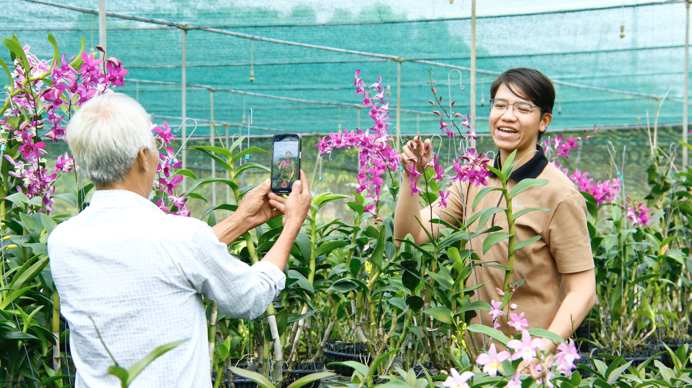 Nông dân sớm chốt nhiều đơn hàng tết nhờ chủ động rao bán trên mạng Anh Nguyễn Văn Thạnh, xã Bình Chánh (bên phải) thường xuyên quay video giới thiệu hoa lan trong vườn mình