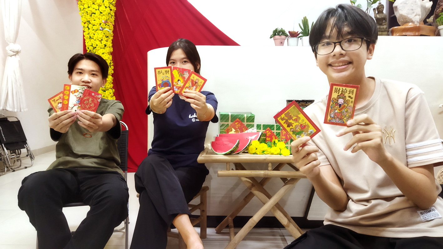 Niềm vui của những đứa trẻ khi cầm trên tay bao lì xì của thập niên trước