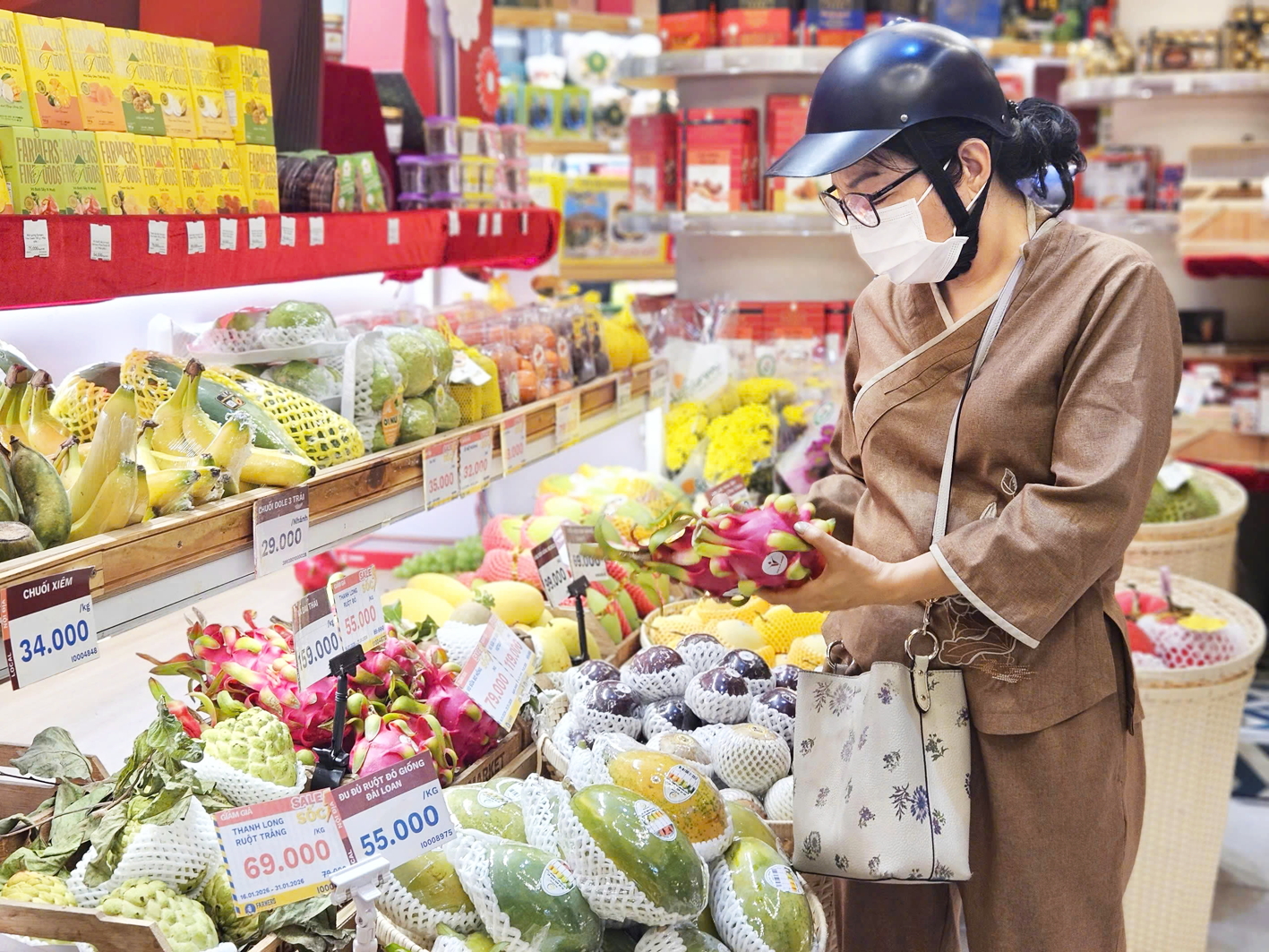 Khách hàng mua trái cây tại siêu thị Farmers Market trên đường Hoàng Hoa Thám, phường Gia Định, TPHCM