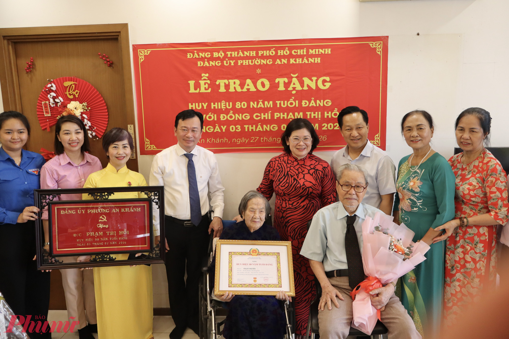 Lễ trao Huy hiệu 80 năm tuổi Đảng diễn ra trang trọng, ấm áp, thể hiện sự trân trọng đối với đảng viên lão thành - Ảnh: Thanh Tâm