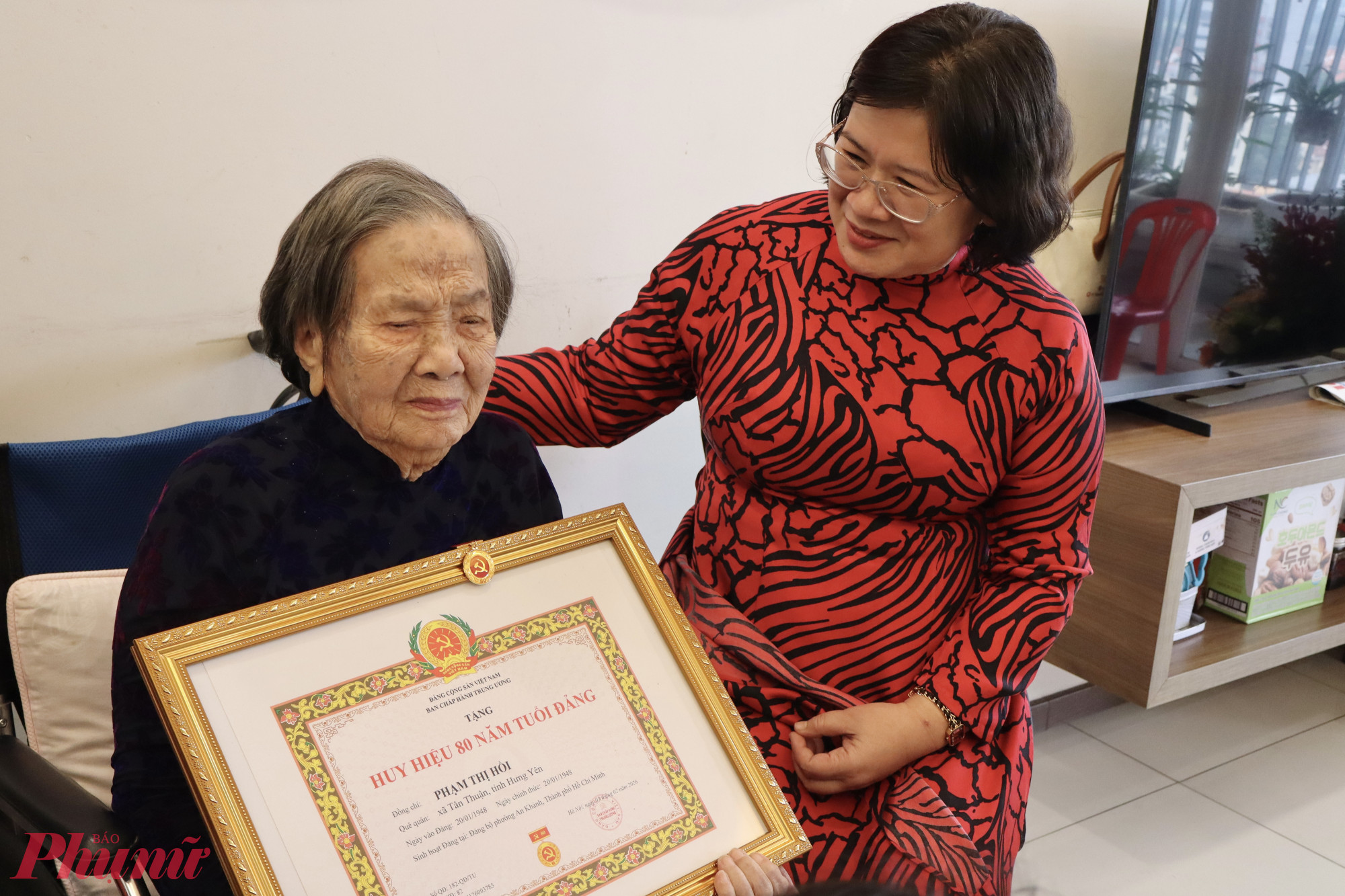 Lãnh đạo Thành ủy TPHCM ân cần thăm hỏi, chúc sức khỏe đảng viên Phạm Thị Hồi - Ảnh: Thanh Tâm