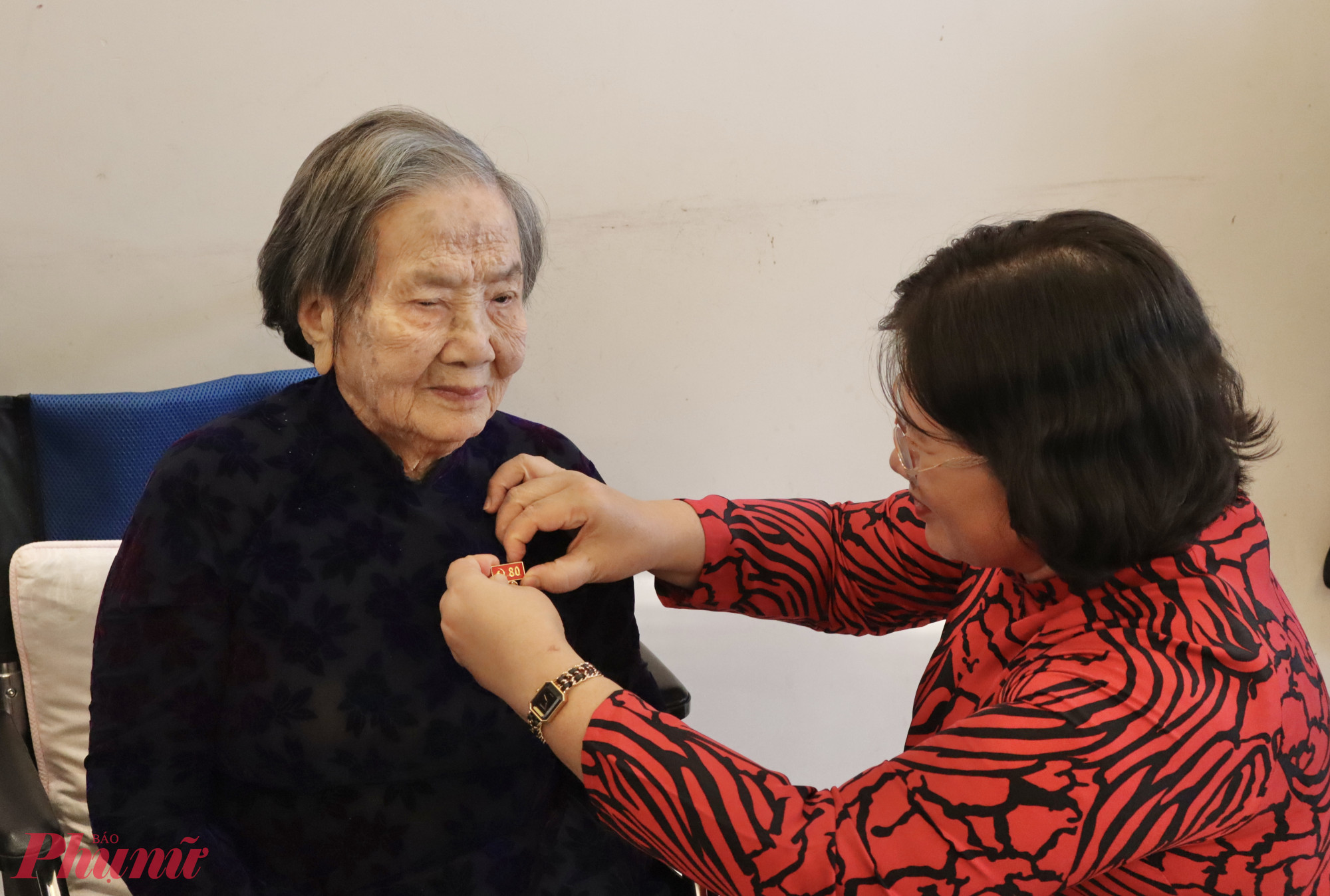 Phó Bí thư Thành ủy TPHCM Văn Thị Bạch Tuyết trao Huy hiệu 80 năm tuổi Đảng cho đảng viên Phạm Thị Hồi tại nhà riêng - Ảnh: Thanh Tâm