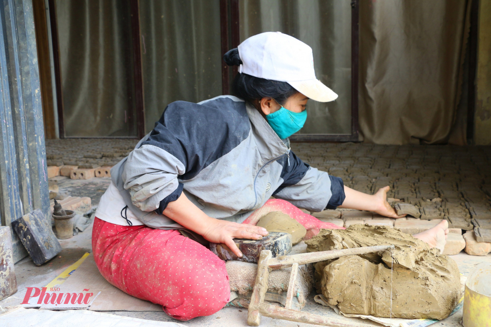 Với người dân Cố đô Huế, vùng đất Địa Linh từ lâu đã trở nên quen thuộc với nghề làm tượng ông Táo