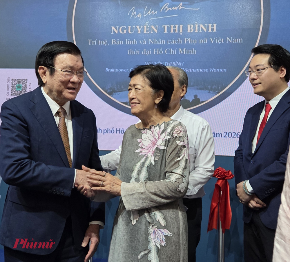 Nguyên Chủ tịch nước Trương Tấn Sang chúc mừng bà Tôn Nữ Thị NinhChủ tịch Quỹ Hòa bình và Phát triển Thành phố Hồ Chí Minh 