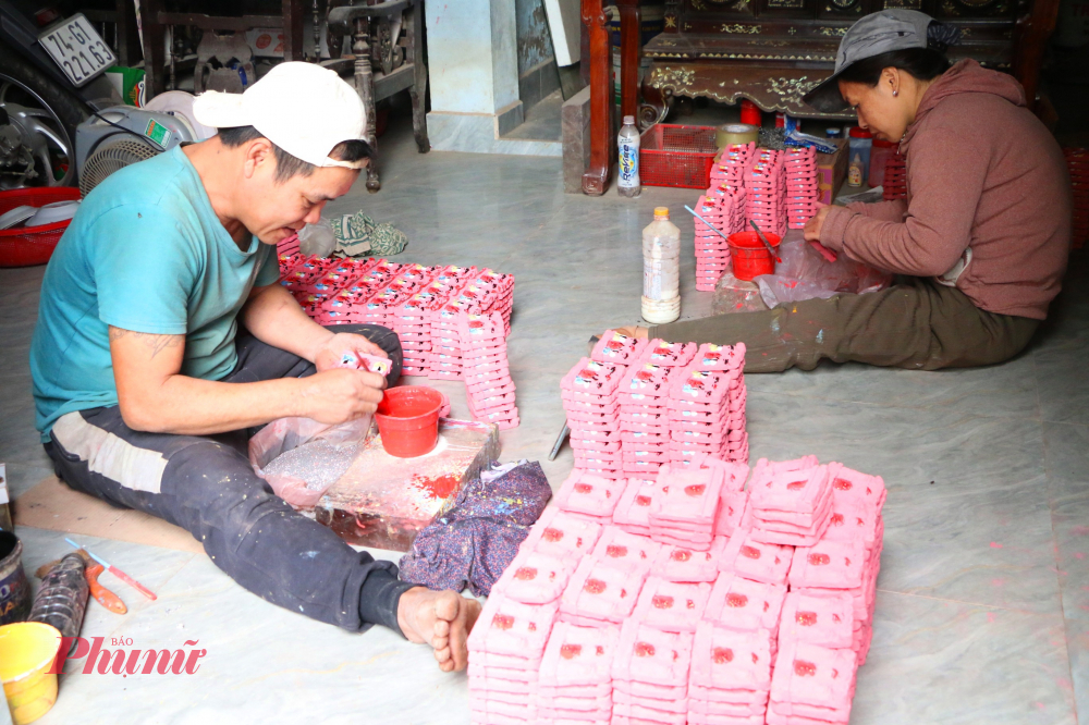 Theo phong tục cổ truyền, Táo quân sẽ cưỡi cá chép về trời vào ngày 23 tháng Chạp Âm lịch để báo cáo những việc diễn ra trong năm. Dịp này, các gia đình thường chuẩn bị mâm cơm tiễn ông Táo, đồng thời lau dọn bếp thờ, thay mới tượng Táo quân với mong ước một năm mới đủ đầy, ấm no.