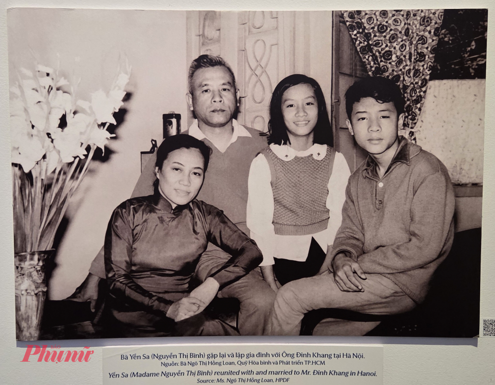 Bà Nguyễn Thị Bình bên gia đình - Ảnh chụp lại.