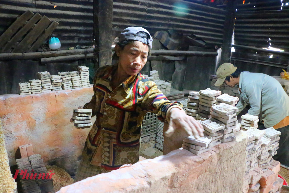 Ông Võ Nam (61 tuổi), nhà có 3 đời làm tượng ông Táo truyền thống chia sẻ, . Nếu những năm khác giá giữ được như hiện tại thì bà con làng nghề sẽ theo nghề nhiều hơn. Dù thu nhập không cao nhưng mình là người làng nghề, vẫn cố gắng bám nghề để nuôi sống bản thân”, bà Vân nói.