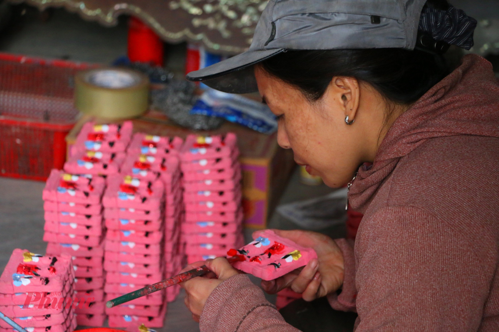 Em mong muốn giữ lại nghề truyền thống của ông cha để lại. Nghề tuy vất vả nhưng chỉ mong giá trị của tượng ông Táo được nâng lên để người làm nghề có thêm động lực gắn bó lâu dài