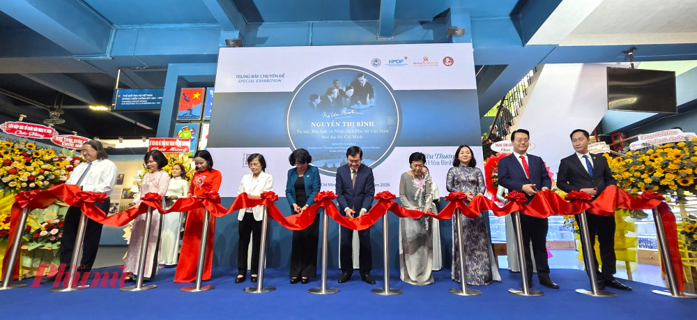 Nghi thức cắt băng khai mạc trưng bày chuyên đề về bà Nguyễn Thị Bình.trưng bày chuyên đề “Nguyễn Thị Bình – Trí tuệ, Bản lĩnh và Nhân cách Phụ nữ Việt Nam thời đại Hồ Chí Minh”