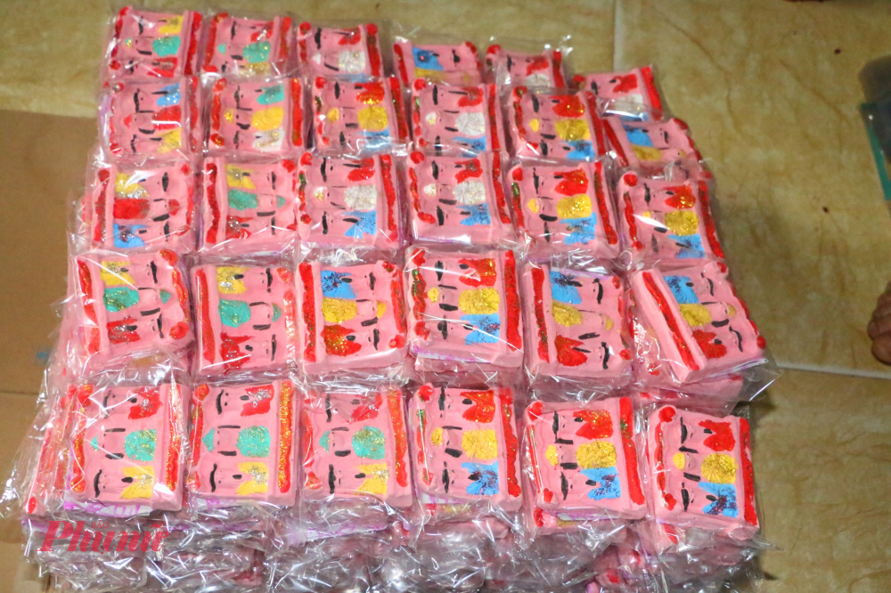 Những tượng ông Táo hoàn thiện chuẩn bị đóng gói \ đưa ra thị trường để thiêu thụ