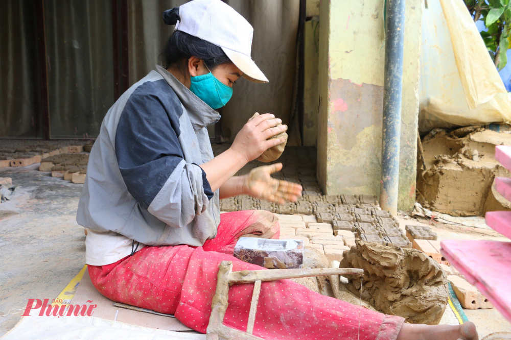 Những ngày giáp Tết Nguyên đán, không khí lao động sản xuất tại đây trở nên nhộn nhịp, kịp thời cung ứng sản phẩm bán dịp Tết.