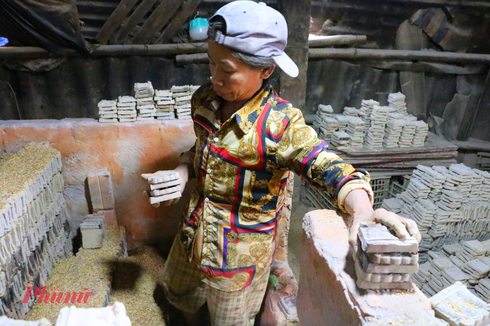 Sau khi tháo khuôn, tượng được phơi khô rồi đưa vào lò nung. Tượng Táo thành phẩm có màu vàng nhạt tự nhiên, sau đó được tô sơn hồng hoặc đỏ, phủ thêm kim tuyến để tạo vẻ 