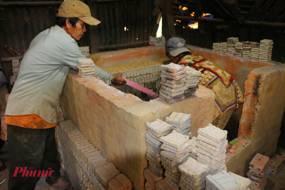 Để hoàn thành một bộ tượng ông Táo, người thợ phải trải qua nhiều công đoạn tỉ mỉ. Đất làm tượng là loại đất sét vàng, được tuyển chọn kỹ, ít tạp chất. Khuôn đúc làm bằng gỗ lim, chạm khắc hình tượng hai ông, một bà Táo đứng cạnh nhau. Đất sét được cho vào khuôn, ép chặt để đảm bảo hình dáng không bị biến dạng.