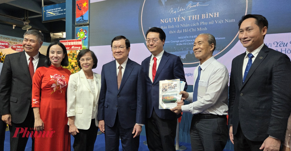 Các đại biểu chụp ảnh lưu niệm trưng bày chuyên đề “Nguyễn Thị Bình – Trí tuệ, Bản lĩnh và Nhân cách Phụ nữ Việt Nam thời đại Hồ Chí Minh”