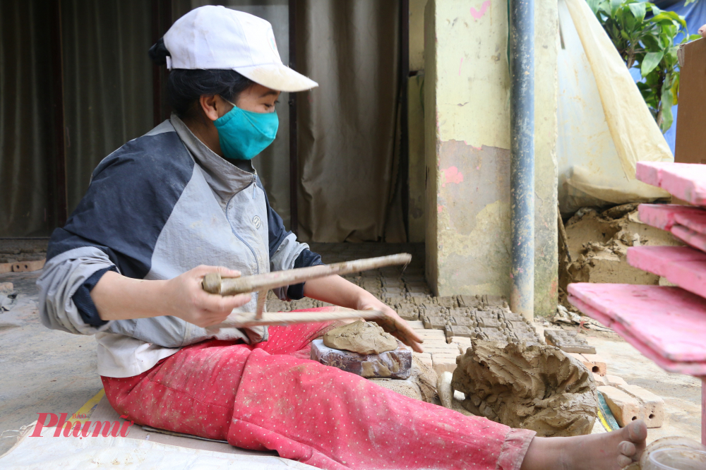 Trong các công đoạn làm tượng ông Táo, công đoạn làm đất cho vào khuông tượng thường được làm kỹ càng, tỉ mĩ đòi hỏi người thợ phải cẩn thận