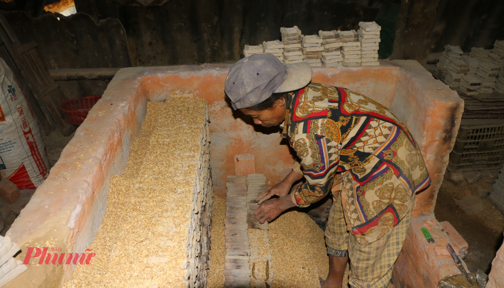 mỗi ngày gia đình bà sản xuất khoảng 500 tượng để cung ứng ra thị trường Tết. 