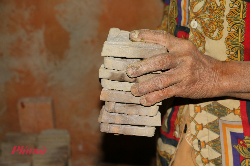 Những ngày này, các hộ làm nghề ở Địa Linh đang khẩn trương sản xuất để kịp phục vụ dịp Lễ đưa ông Táo về trời. 