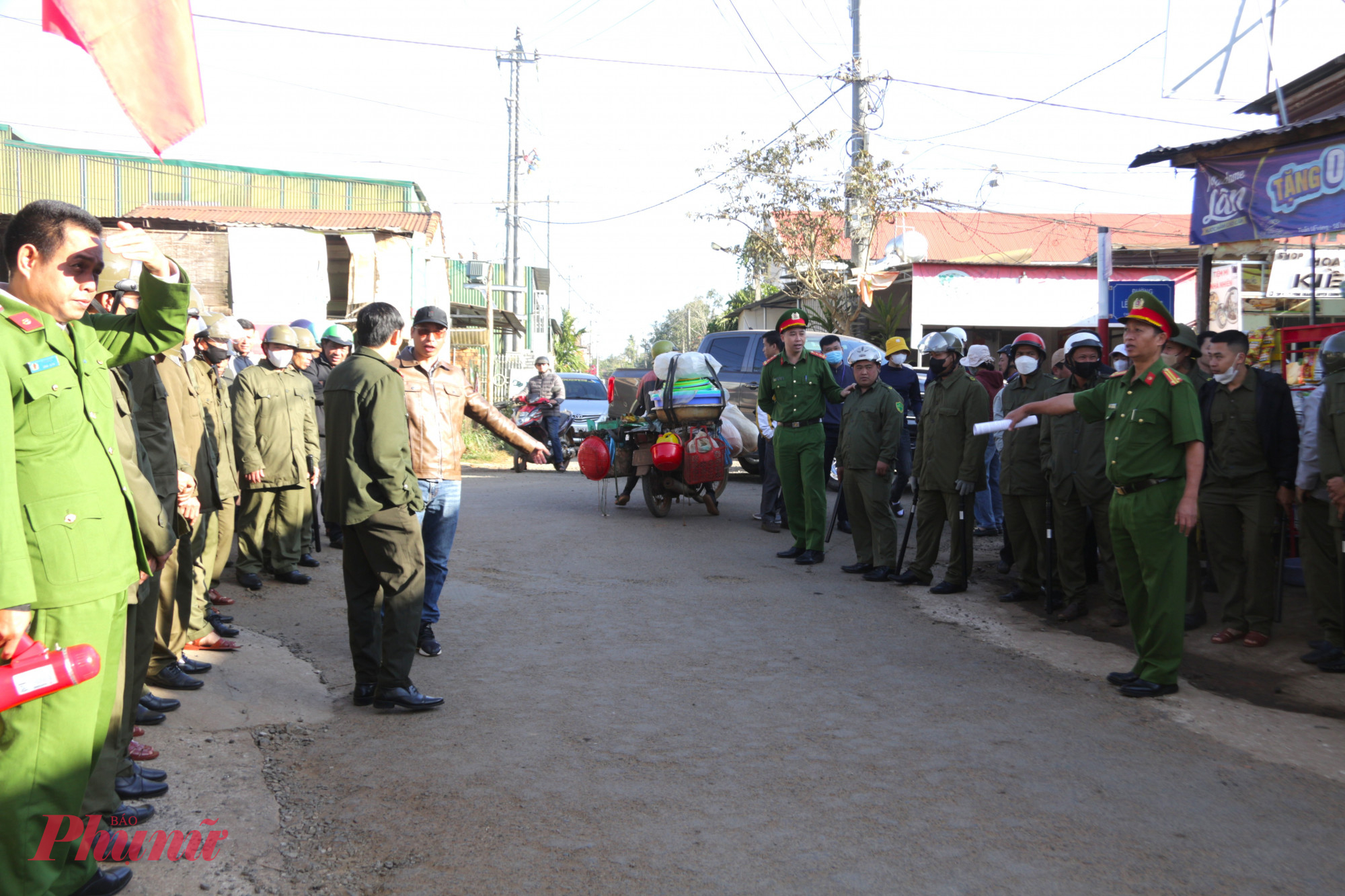 Lực lượng chức  năng kiểm tra tại khu vực chợ Pơng Drang (cũ)