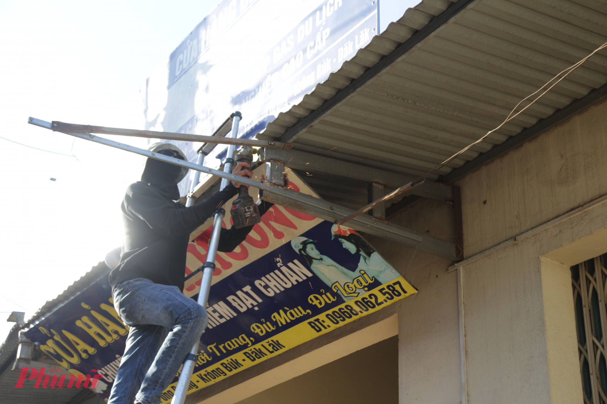 Các công trình kiến trúc, mái che lấn gây cản trở giao thông được tháo gỡ