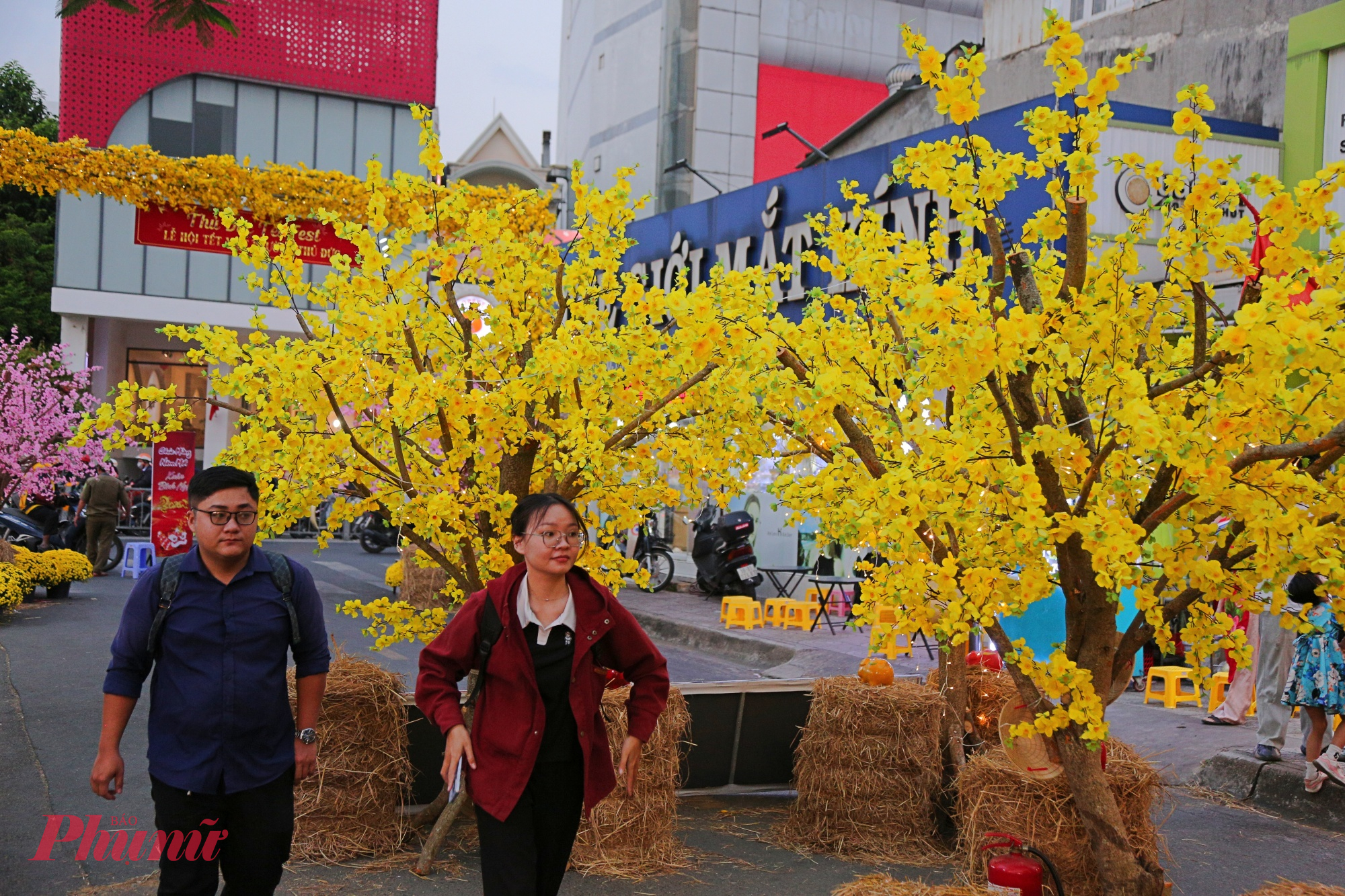 Không gian lễ hội ngập tràn màu sắc truyền thống với hoa mai, hoa đào khoe sắc, những tiểu cảnh Tết được bài trí hài hòa, tạo nên bức tranh Xuân ấm áp giữa nhịp sống đô thị hiện đại. Người dân thong thả dạo bước, lưu lại những khoảnh khắc đầu năm trong không gian đậm chất Tết Việt.