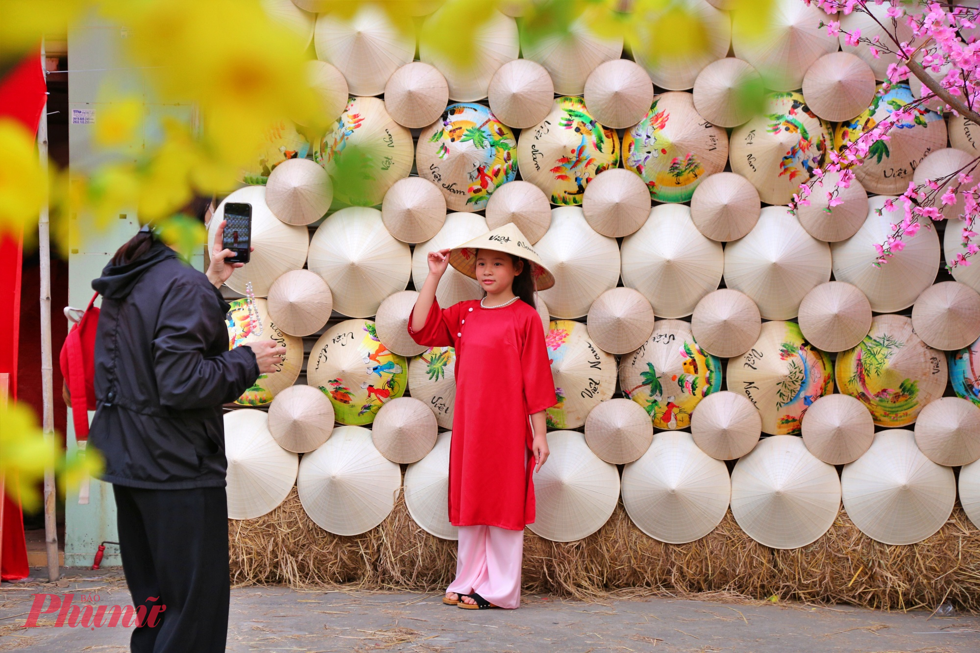 Không gian ấy không chỉ gợi nhớ những mùa xuân sum vầy năm cũ, mà còn trở thành cầu nối để các em nhỏ được trải nghiệm, cảm nhận rõ hơn nét đẹp văn hóa Tết Việt, từ đó thêm hiểu và trân trọng những giá trị truyền thống của dân tộc.
