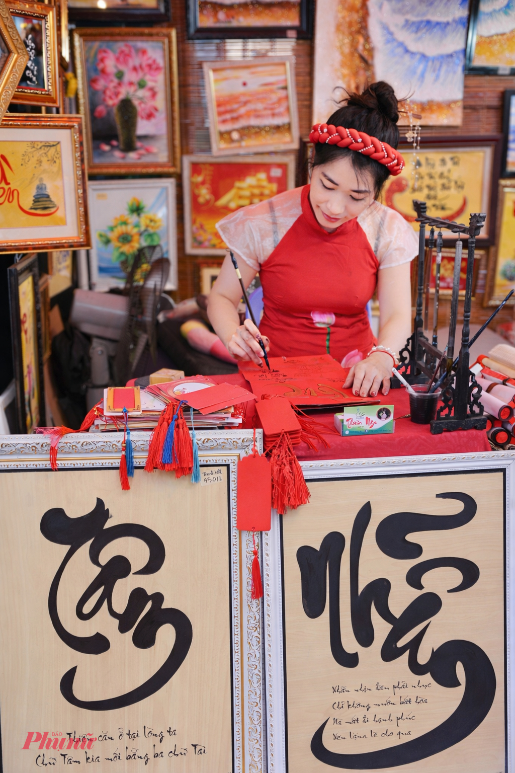 Không gian “Phố Ông Đồ – Hồn chữ Việt” là nơi tôn vinh chữ nghĩa và đạo lý dân tộc thông qua hoạt động xin chữ đầu xuân, trưng bày thư pháp Hán – Nôm và Quốc ngữ. Mỗi con chữ gửi gắm ước nguyện một năm mới an lành, học hành tấn tới, đồng thời lan tỏa tinh thần “tôn sư trọng đạo” trong đời sống hiện đại.