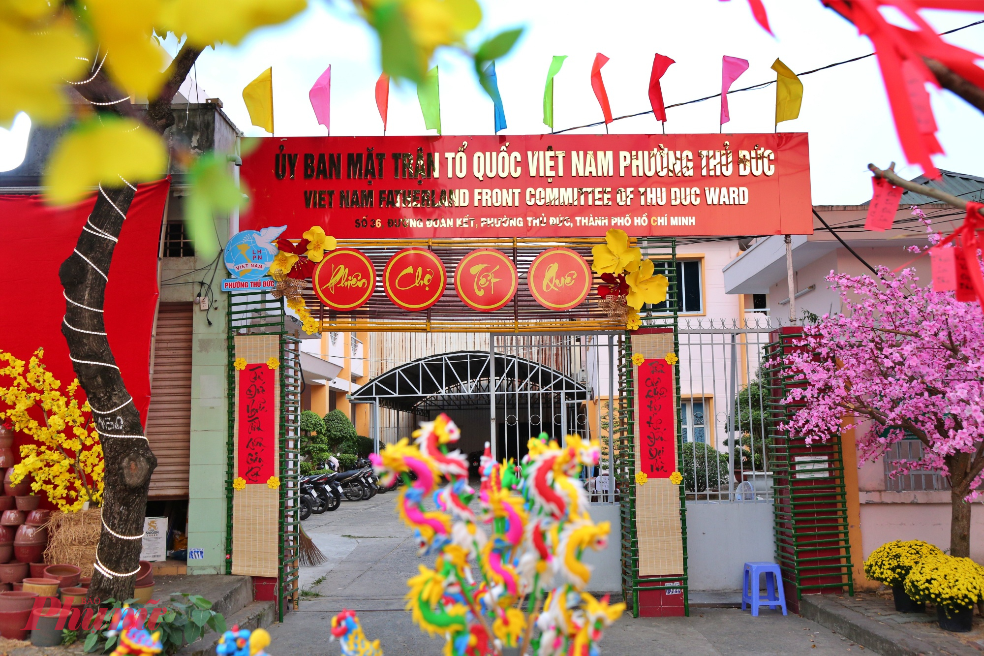 Lễ hội Tết Việt nằm trước UBND phường Thủ Đức nên cổng của trụ sở cũng được trang trí tết để hòa mình vào lễ hội.