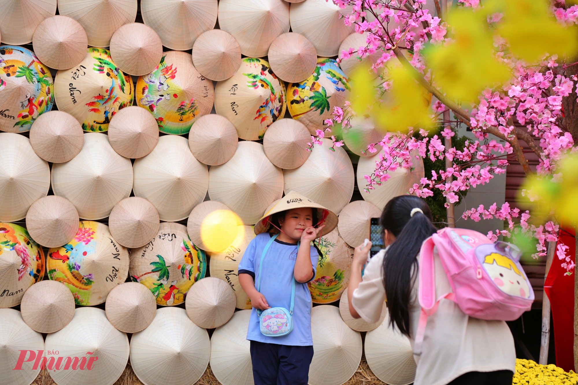 Nhiều trẻ em thích thú khi được cha mẹ dẫn đi du xuân sớm tại Lễ hội Tết Việt. 
