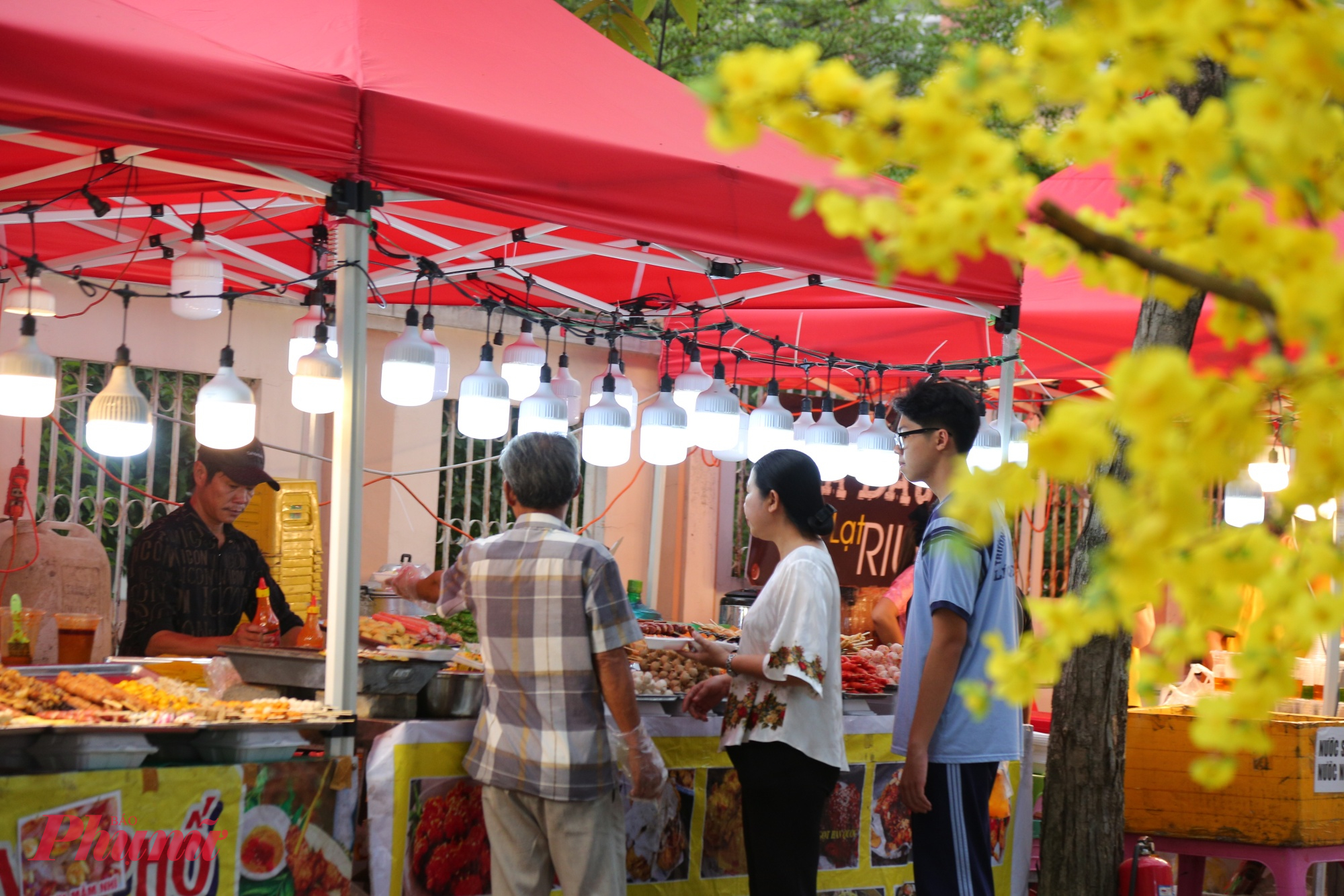 Các gian hàng ẩm thực và quà lưu niệm cũng trở thành điểm dừng chân yêu thích của người dân. Hương thơm đặc trưng của các món ăn ngày Tết, sắc đỏ của bao lì xì, tranh thư pháp, đồ thủ công truyền thống… góp phần làm nên trải nghiệm trọn vẹn cho du khách. 