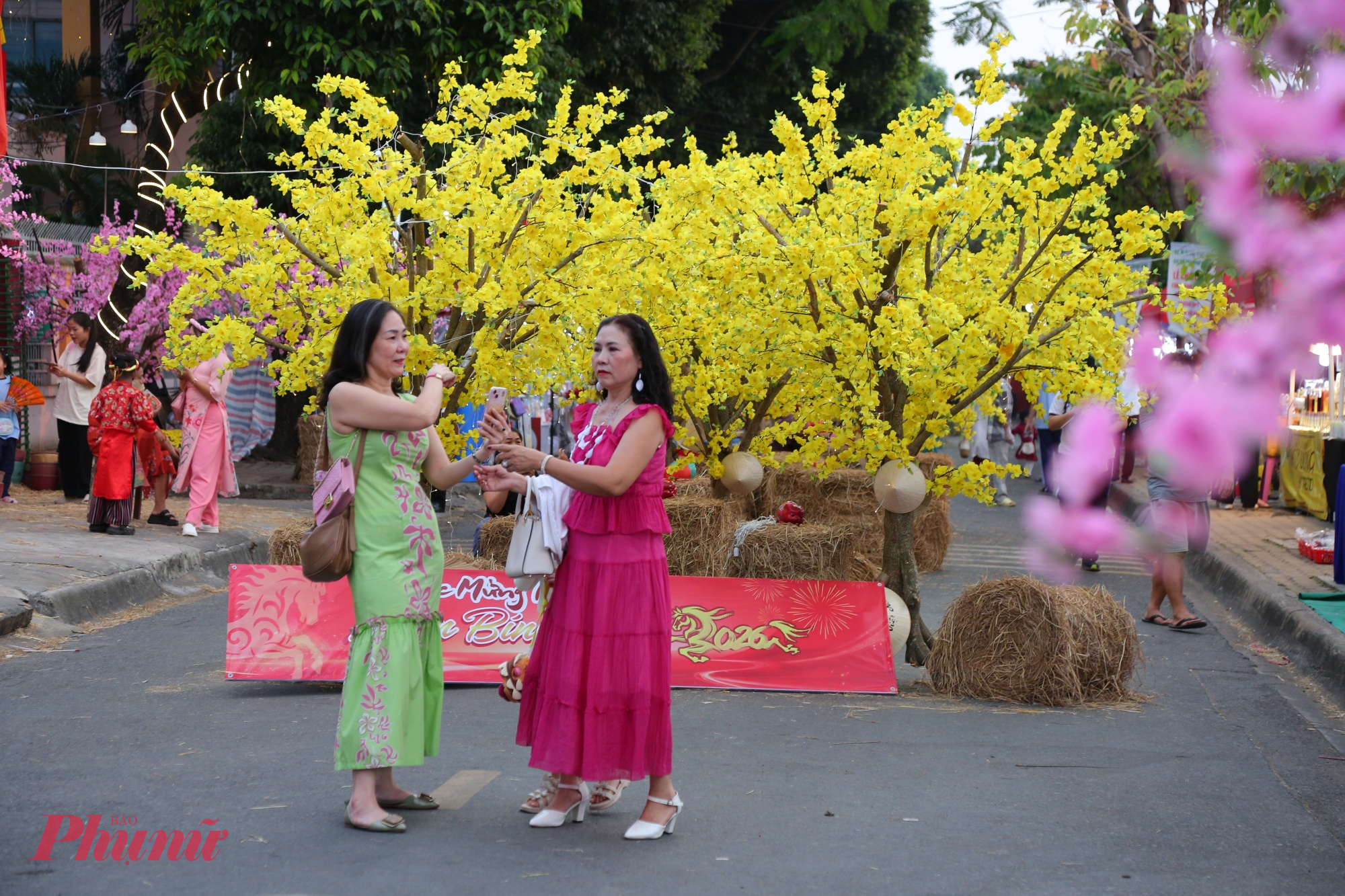 Điểm nhấn của lễ hội là không gian “Tết Việt xưa”, nơi tái hiện sinh động không khí Tết cổ truyền với câu đối đỏ, hoa mai vàng, bánh chưng, bánh tét thơm nồng. Những hình ảnh quen thuộc của nếp nhà xưa, phong tục truyền thống và tinh thần đoàn viên thiêng liêng đã đưa người tham quan trở về ký ức Tết sum vầy, ấm áp. 