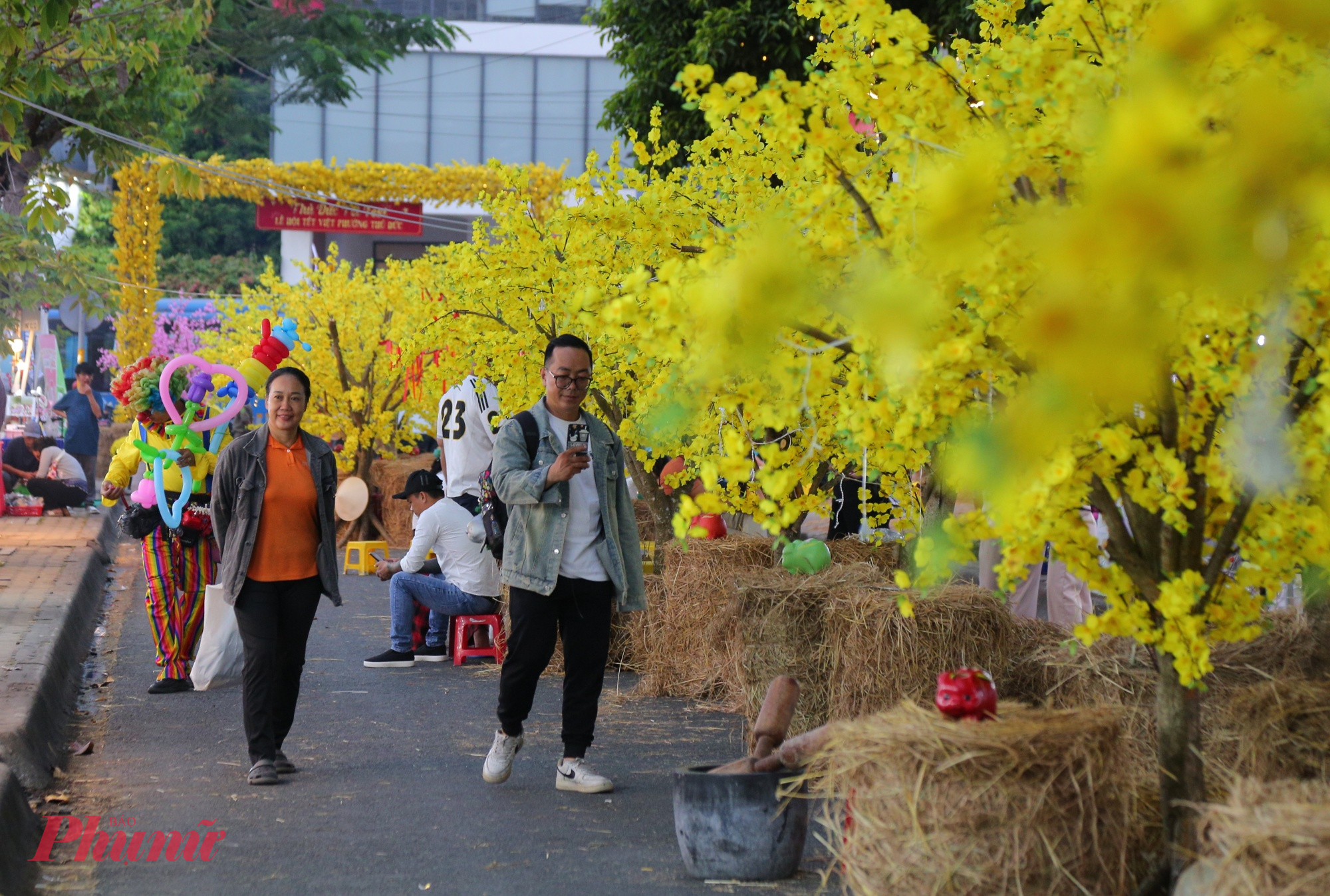 Với không gian đậm chất Tết xưa, lễ hội đã thu hút đông đảo người dân đến tham quan, như được hòa mình vào ký ức thời thơ ấu với những hình ảnh quen thuộc của ngày Tết cổ truyền.