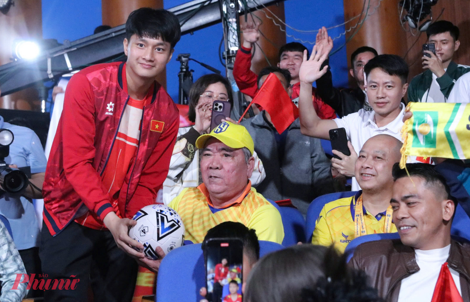 Thủ môn Văn Bình ký tặng lên bóng cho người hâm mộ