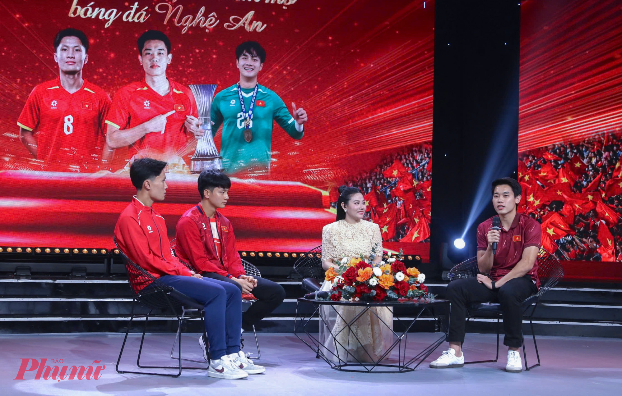 Đình Bắc, Văn Bình và Quốc Cường chia sẻ với người hâm mộ bóng đá xứ Nghệ