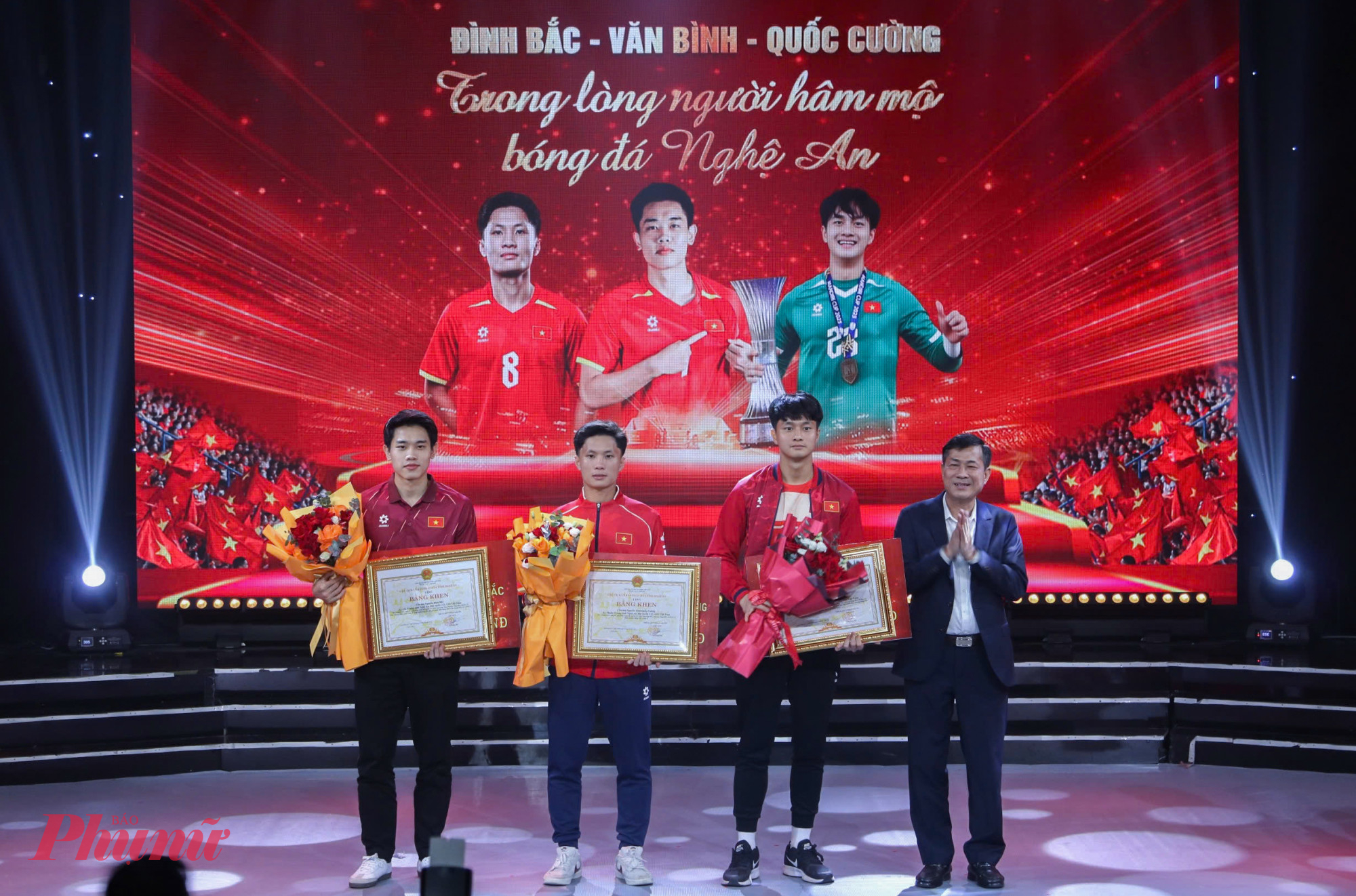 Lãnh đạo UBND tỉnh Nghệ An trao tặng Bằng khen cho các cầu thủ