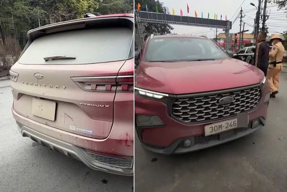 Chiếc xe bị bùn đất che lấp toàn bộ toàn bộ biển kiểm soát phía sau. Ảnh: Công an cung cấp