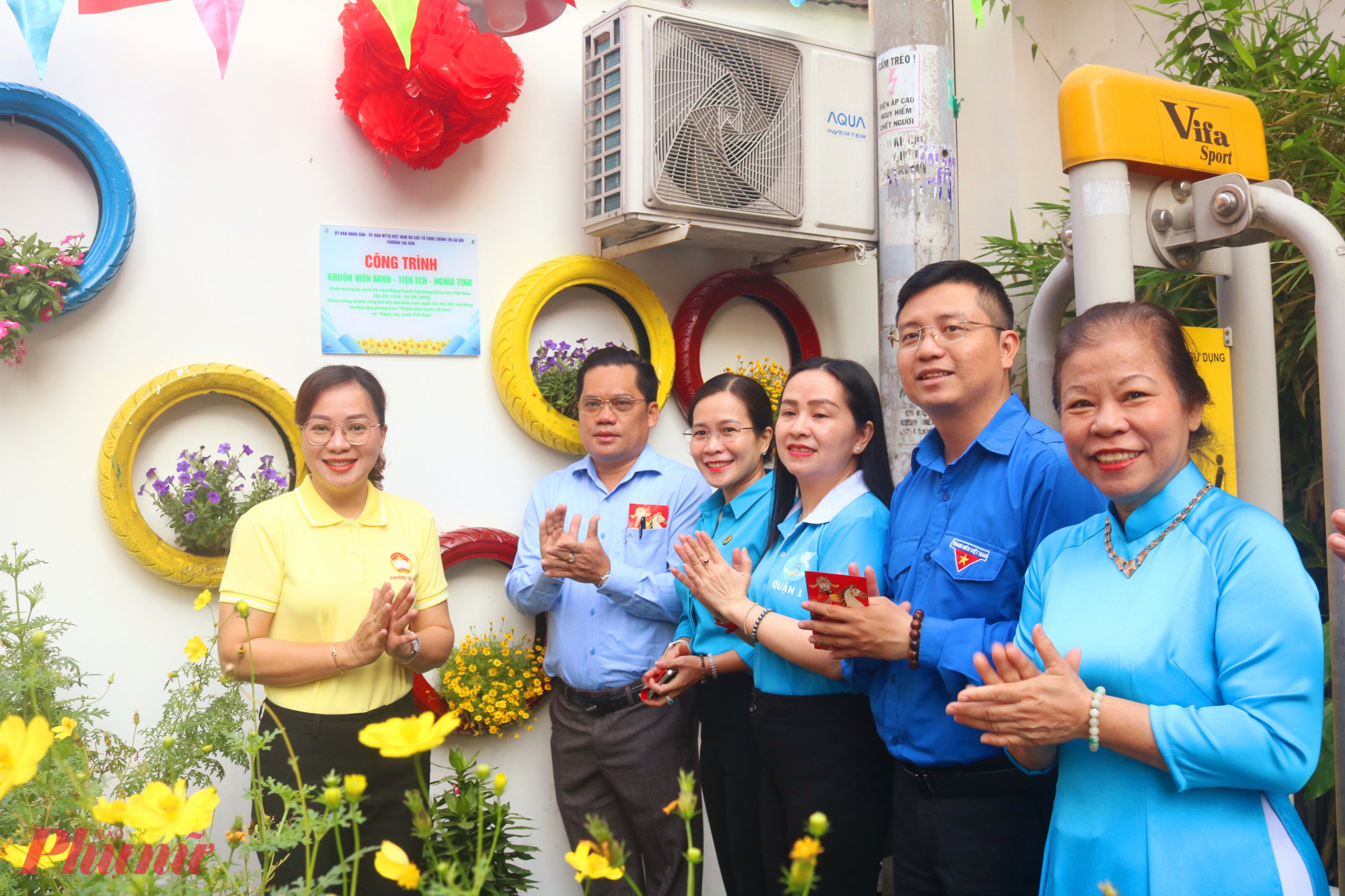 Ông Trần Công Hậu – Phó chủ tịch Ủy ban nhân dân phường Sài Gòn (thứ 2, từ trái qua) và bà Hoàng Thị Thu Liên – Chủ tịch Ủy ban MTTQ Việt Nam phường Sài Gòn (bìa trái) cùng các đại biểu gỡ bảng khánh thành công trình “Khuôn viên xanh – Tiện ích – Nghĩa tình” tại khu phố 11 - Ảnh: Mẫn Nhi 