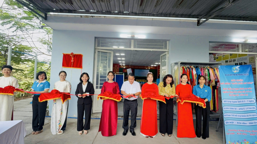 Lãnh đạo Hội LHPN TPHCM và phường Tân Mỹ thực hiện nghi thức cắt băng ra mắt mô hình “Ngôi nhà an toàn”.