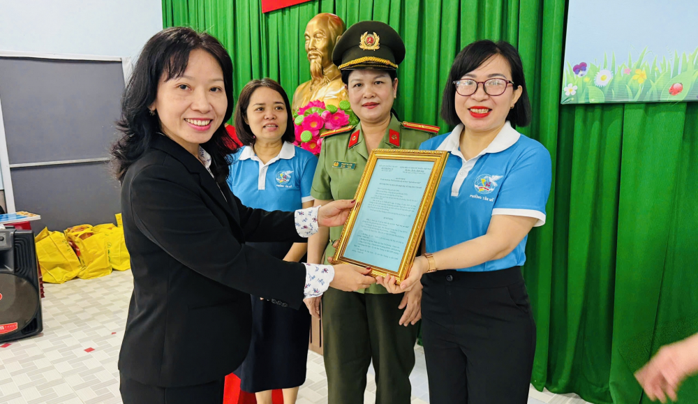 1.Bà Huỳnh Thị Thúy Phương - Phó chủ tịch Hội LHPN TPHCM trao quyết định thành lập tổ hỗ trợ khẩn cấp mô hình “Ngôi nhà an toàn” phường Tân Mỹ. Bà Nguyễn Thị Kim Ngân - Chủ tịch Hội LHPN phường làm tổ trưởng và bà Hà Thị Thanh Thủy - Phó chủ tịch Hội LHPN phường  làm tổ phó.