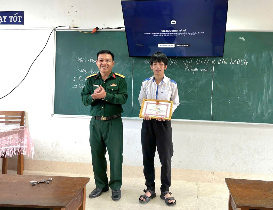 Đại diện UBND, Ban Chỉ huy quân sự phường Hòa Hiệp đã đến Trường THPT Nguyễn Văn Linh trao giấy khen cho em Nguyễn Thành Khang- người đầu tiên kịp thời tiếp cận, hỗ trợ Trung úy phi công vụ máy bay Yak-130 rơi ở Đắk Lắk- Ảnh: TH