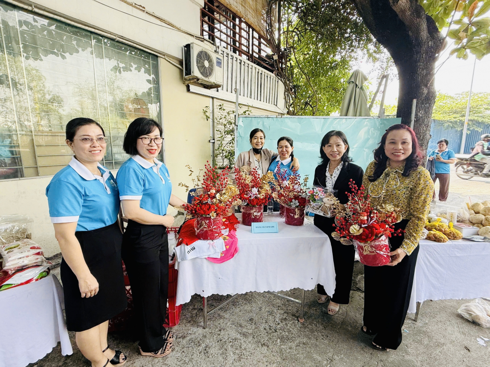 Các đại biểu tham quan gian hàng khởi nghiệp của phụ nữ