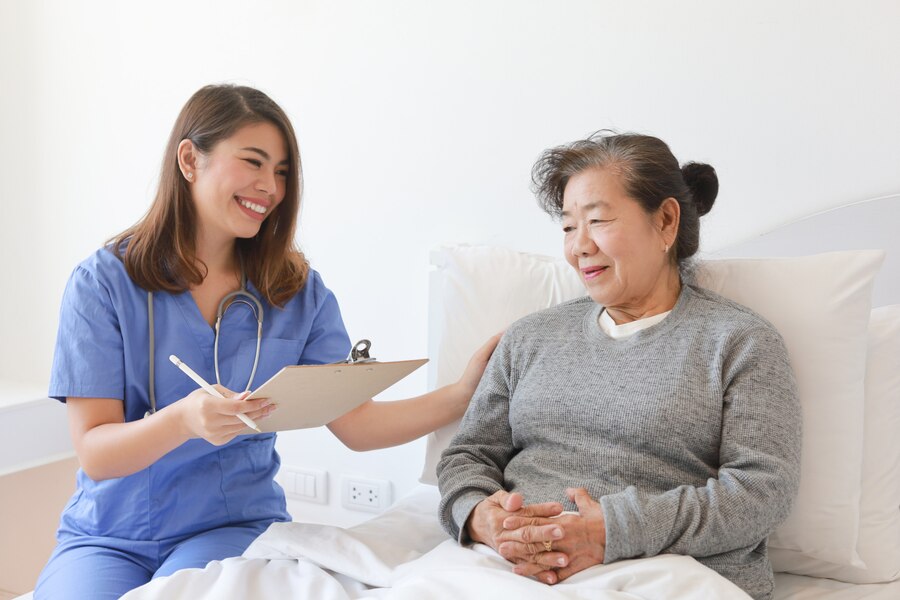 Đừng phó mặc trách nhiệm chăm sóc cha mẹ cho người ngoài. Ảnh minh hoạ