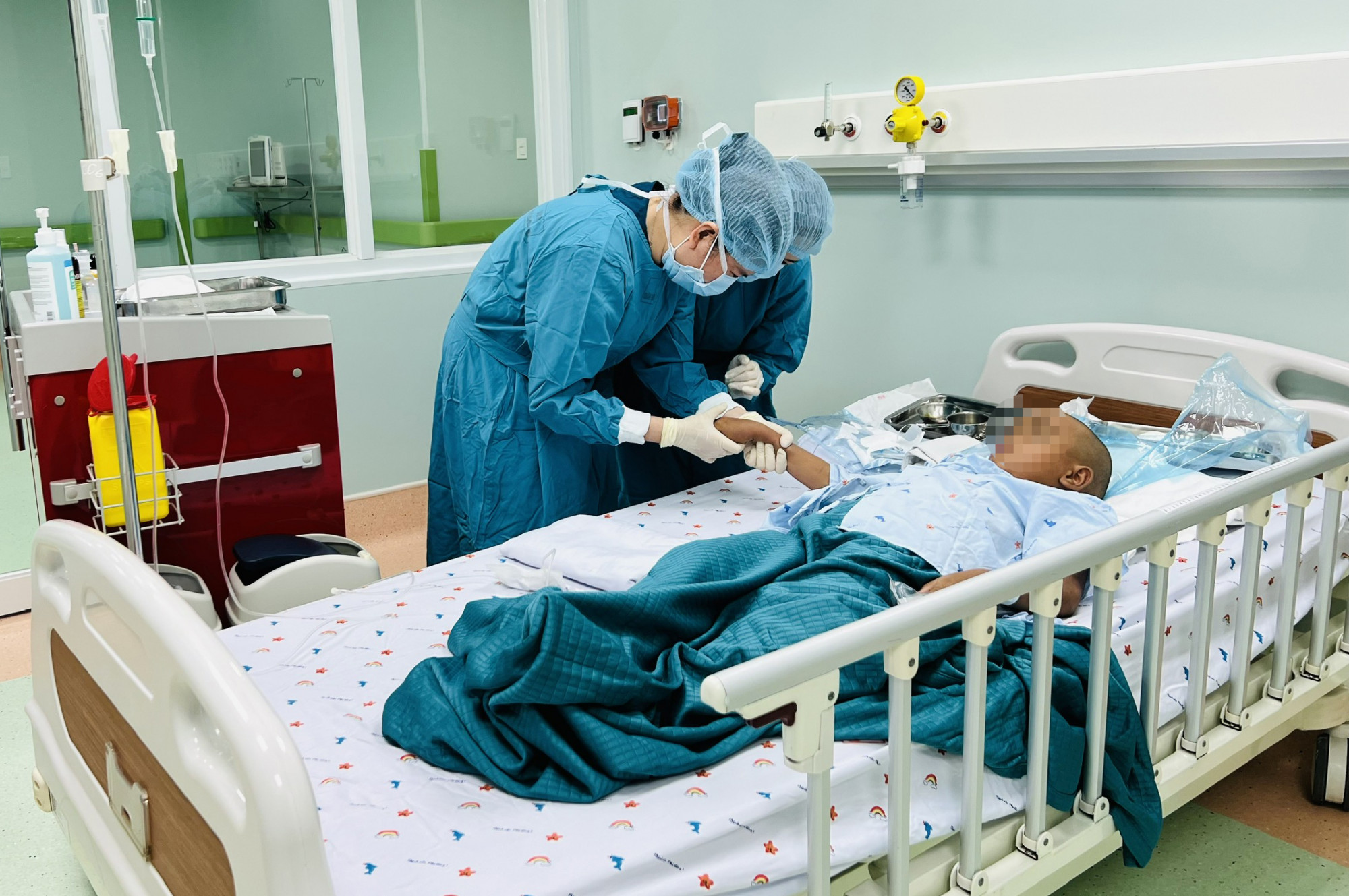 Bé T. được chăm sóc tại Bệnh viện Nhi đồng 1, ảnh BVCC