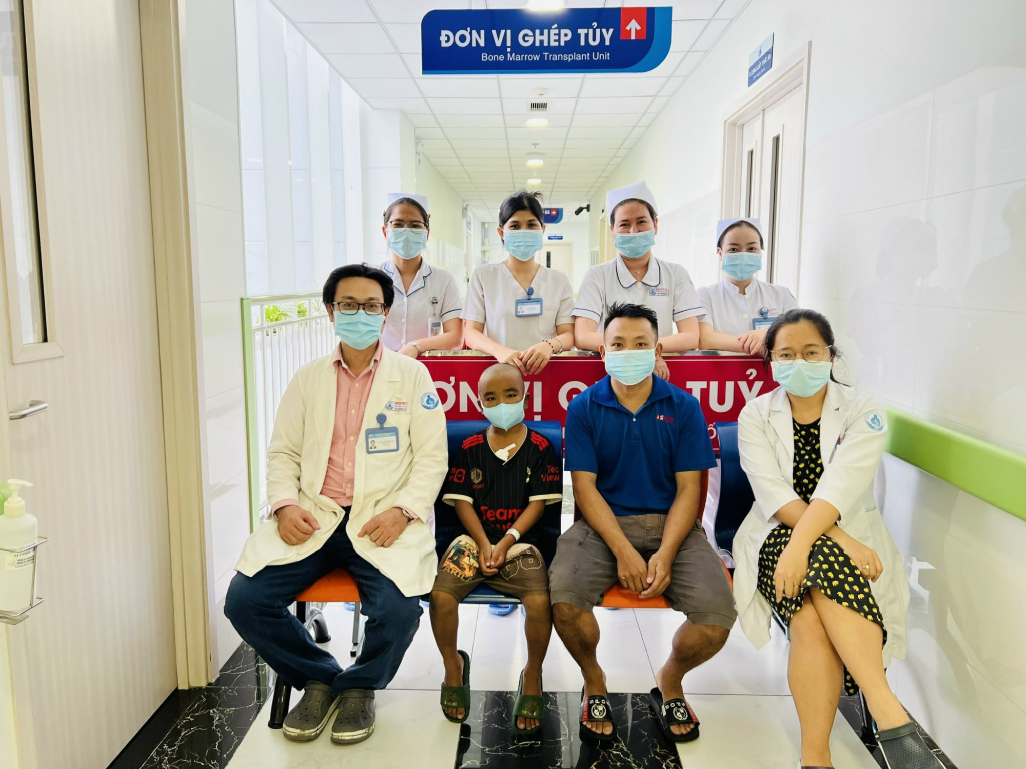 Bé T. chụp ảnh lưu niệm cùng bác sĩ trước khi xuất viện, ảnh BVCC